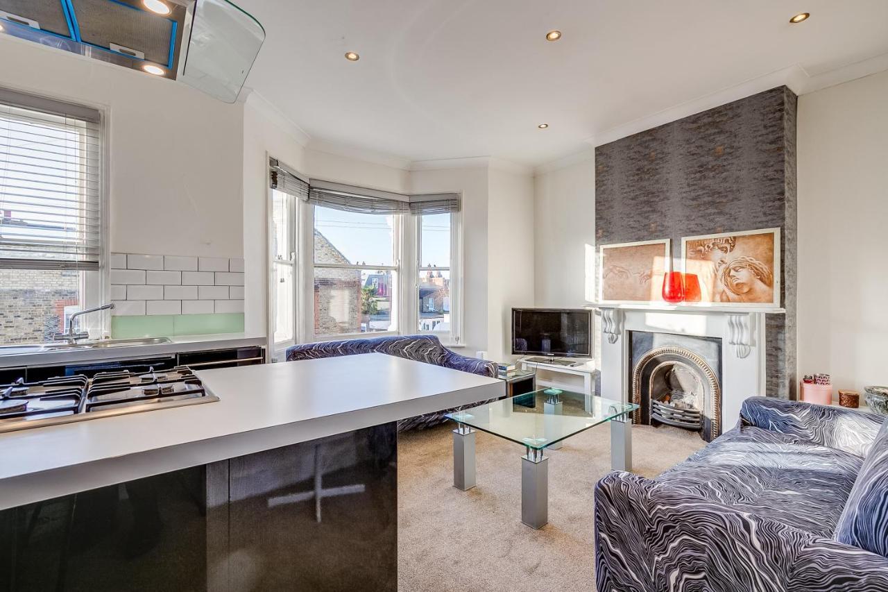 Lovely Place, Perfect For Family And Business Travellers Ideally Located Between The Commons Appartement Londen