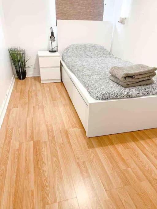 Lejlighed Spacious Two Bedroom Flat London