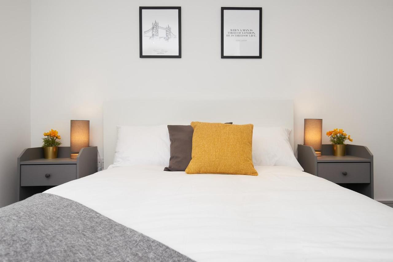 High Spec 2 Bed W/parking Available Leilighet