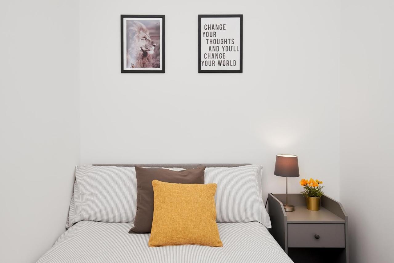 High Spec 2 Bed W/parking Available Leilighet *