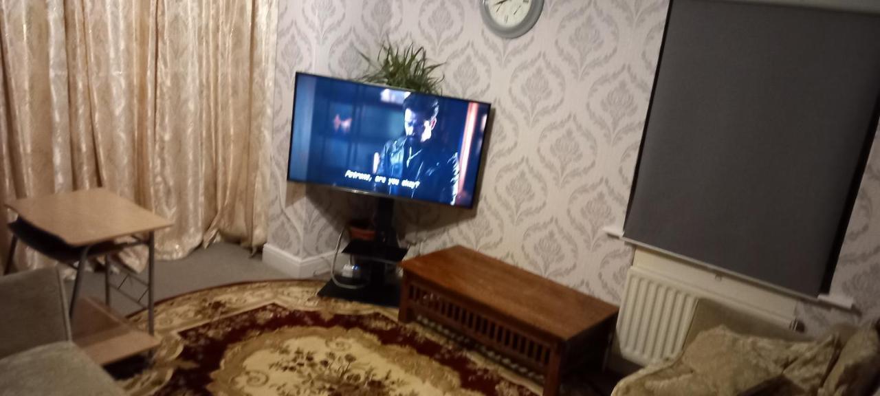 2 Bedrooms & 2 Bathrooms With An Ensuite Apartment London