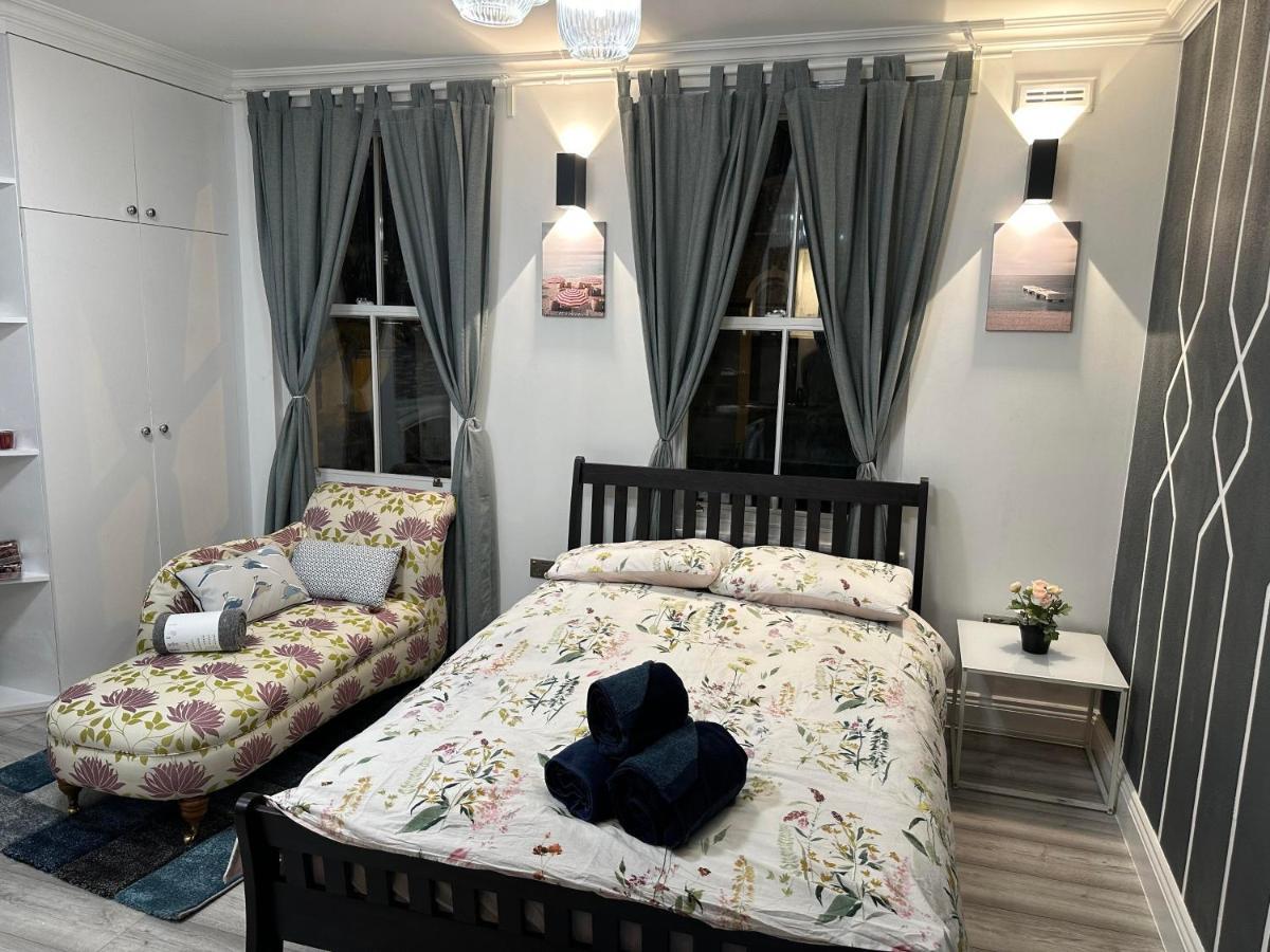 Fabulous To Acton Town Apartment London