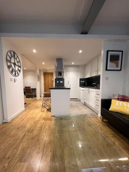 2bed Stratford With Easy Access To London, O2, Excel, Parking Nearby Apartment London