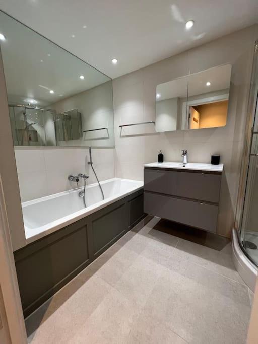 2bed Stratford With Easy Access To London, O2, Excel, Parking Nearby * London