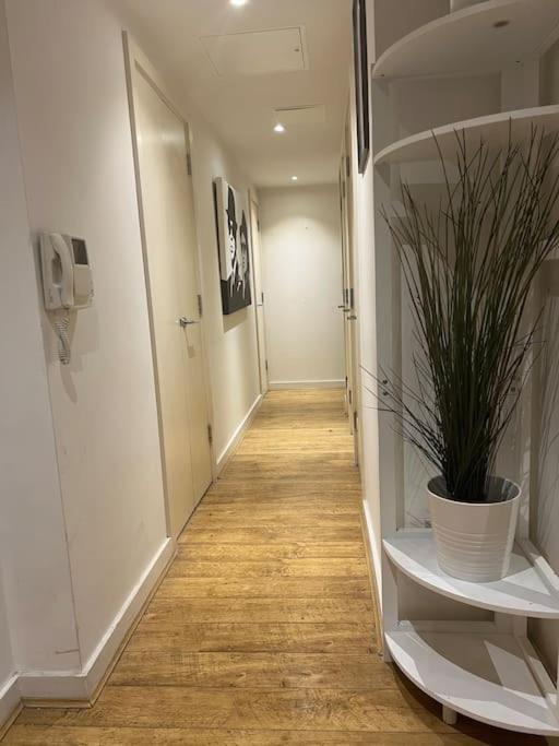 2bed Stratford With Easy Access To London, O2, Excel, Parking Nearby Apartment *