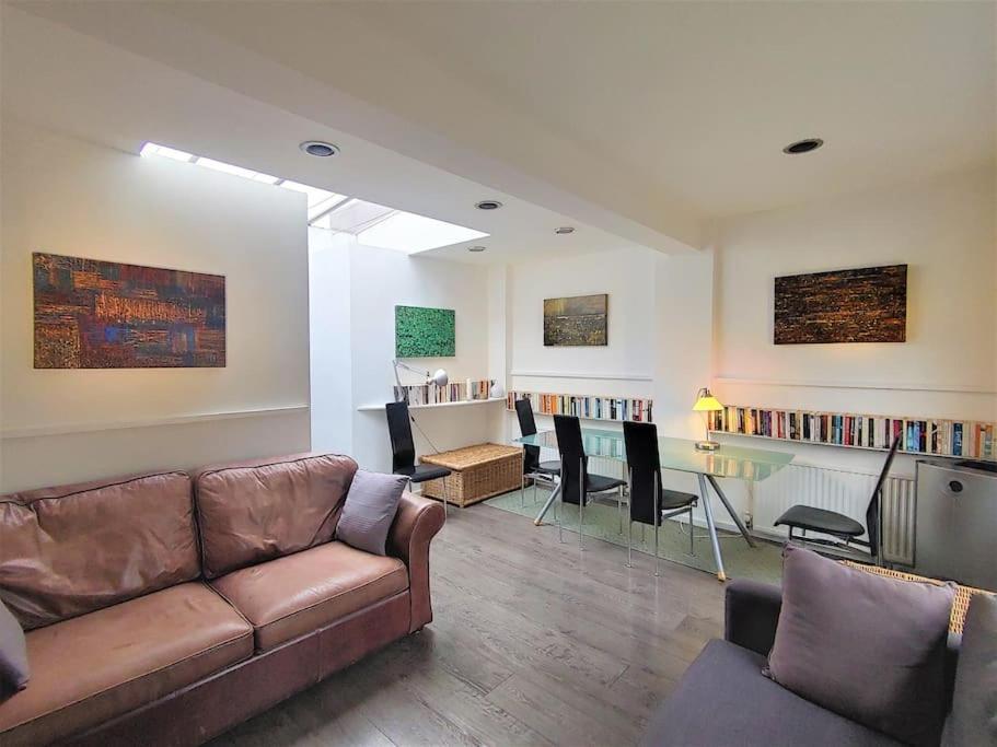 Stylish Near Carnaby Street, Sleeps 4. Apartment *