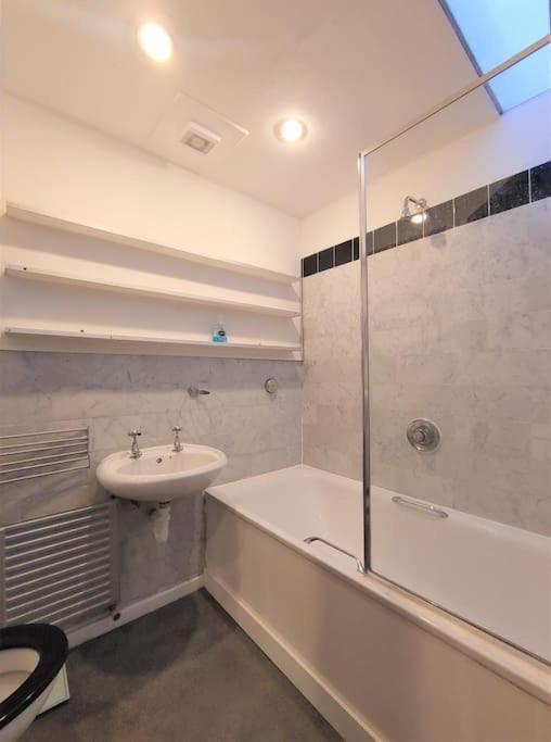 Stylish Near Carnaby Street, Sleeps 4. *