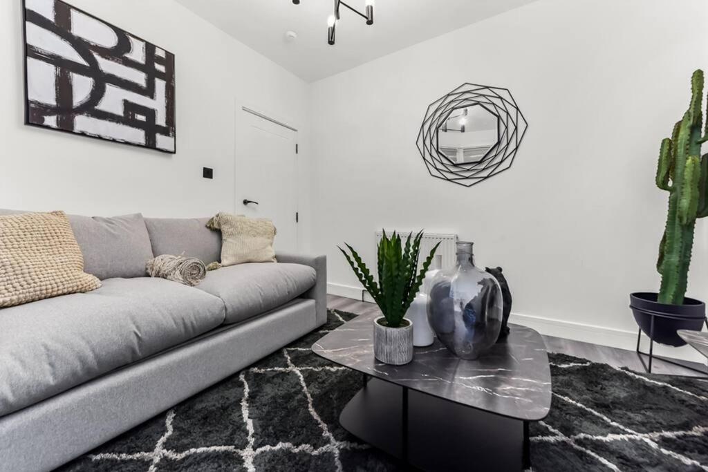 Hunky 3 Bedroom Flat In Hereward, Londen