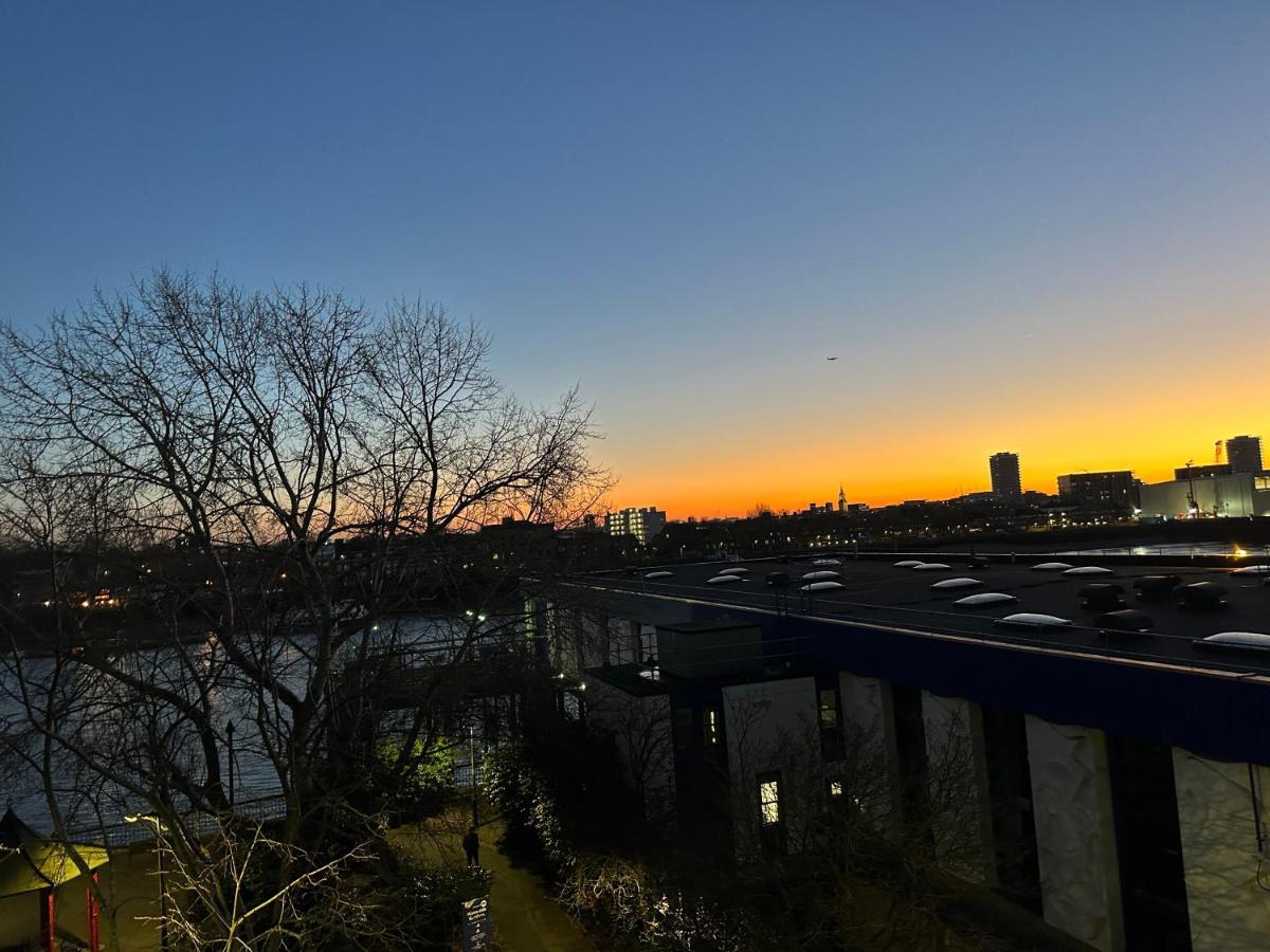 Deluxe Penthouse Riverside View 2 Bedroom Flat With Lift - Old Industrial Factory Warehouse * Londra