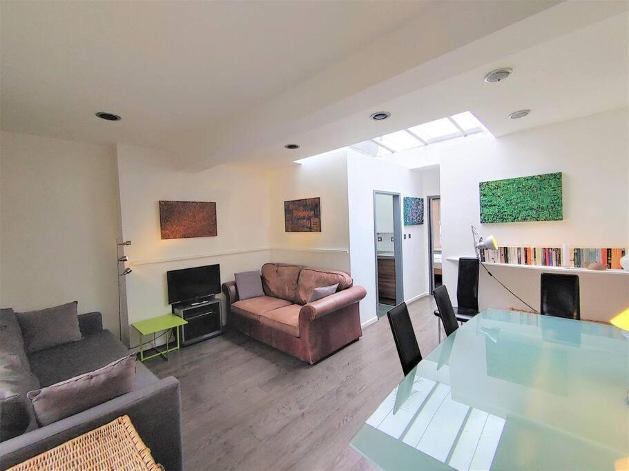 Stylish Near Carnaby Street, Sleeps 4. London