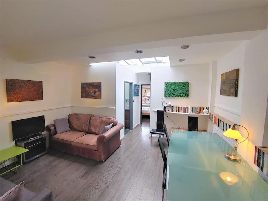 Apartment Stylish Near Carnaby Street, Sleeps 4. London