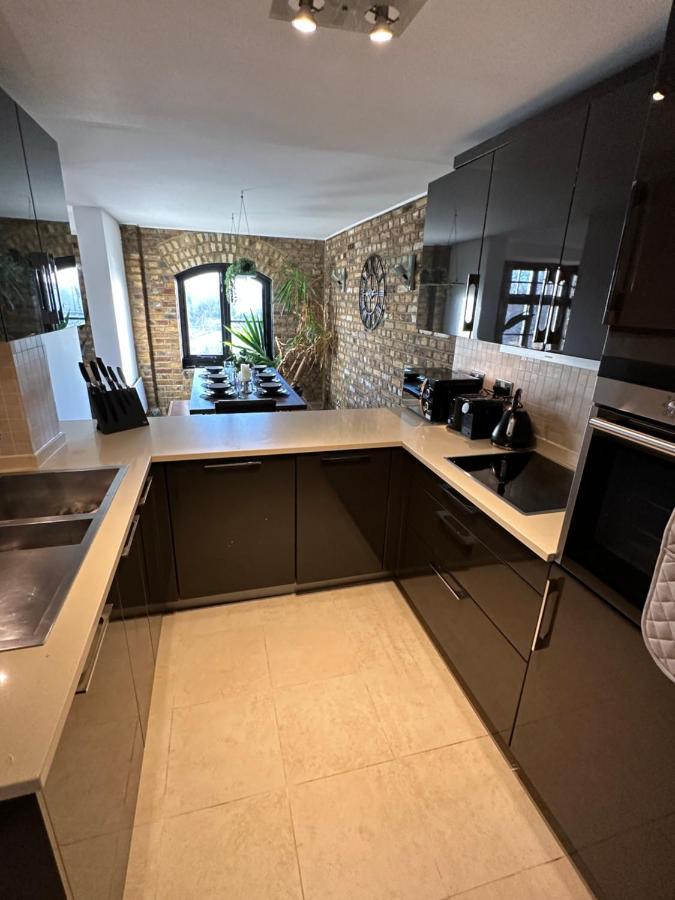 Deluxe Penthouse Riverside View 2 Bedroom Flat With Lift - Old Industrial Factory Warehouse Londra