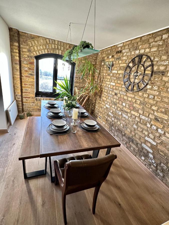 Deluxe Penthouse Riverside View 2 Bedroom Flat With Lift - Old Industrial Factory Warehouse Londra