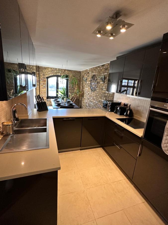 Deluxe Penthouse Riverside View 2 Bedroom Flat With Lift - Old Industrial Factory Warehouse * Londra