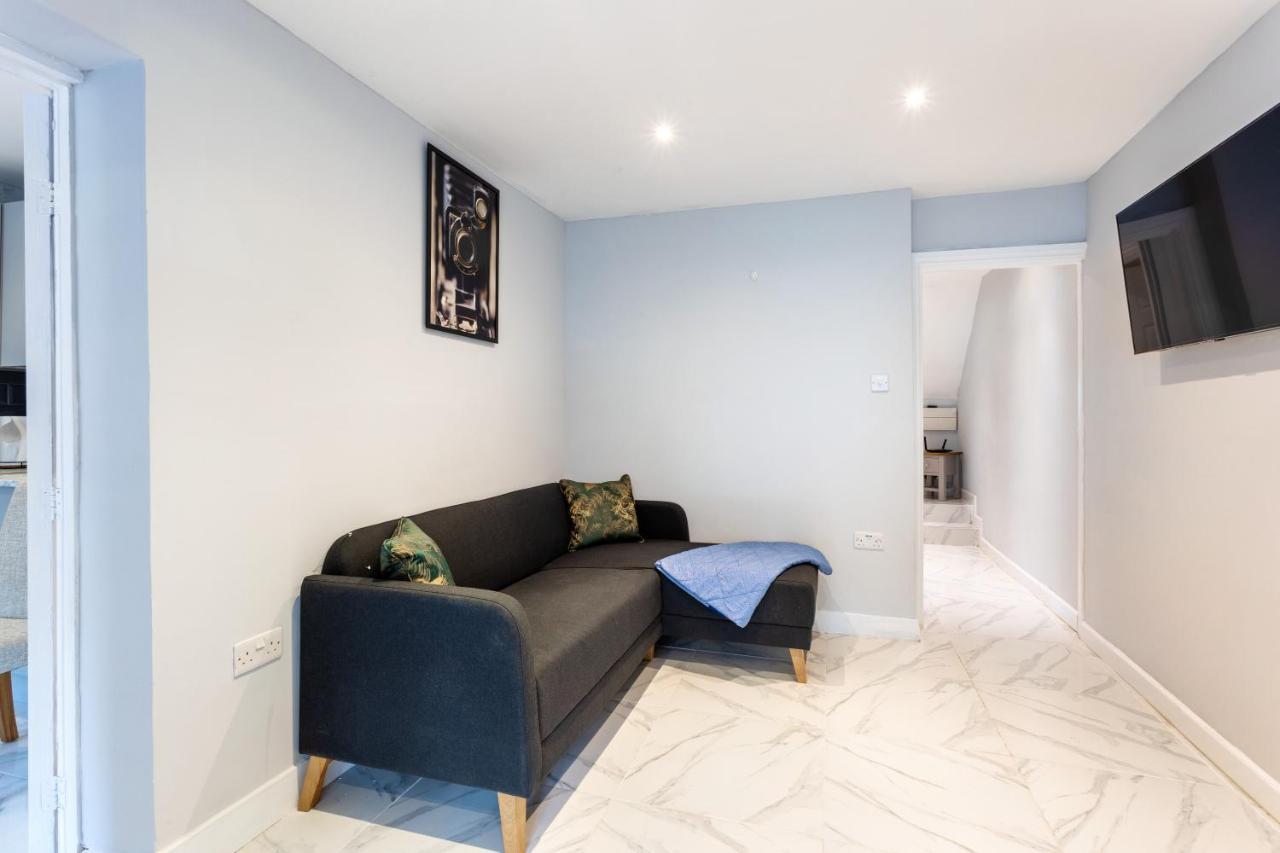 Villa Amazing 3 Bedroom, 2 Bathroom, Ground Floor Flat With Garden, Near Train Station And Bus Stop