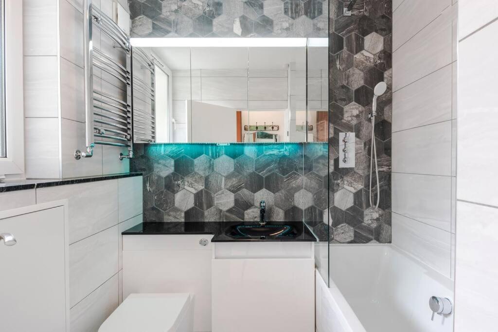 Apartment The Clarence, Central W/ Wifi London