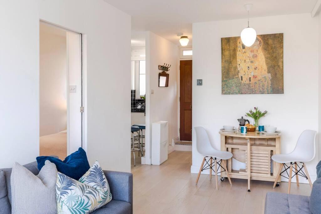 The Clarence, Central W/ Wifi Apartment