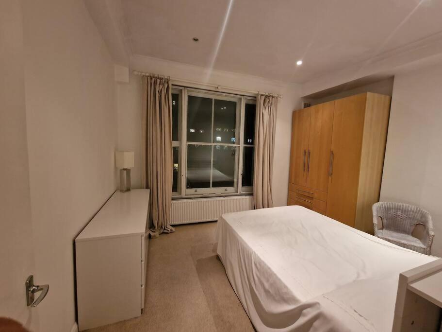 Charming Flat On Holland Road, Kensington Lägenhet