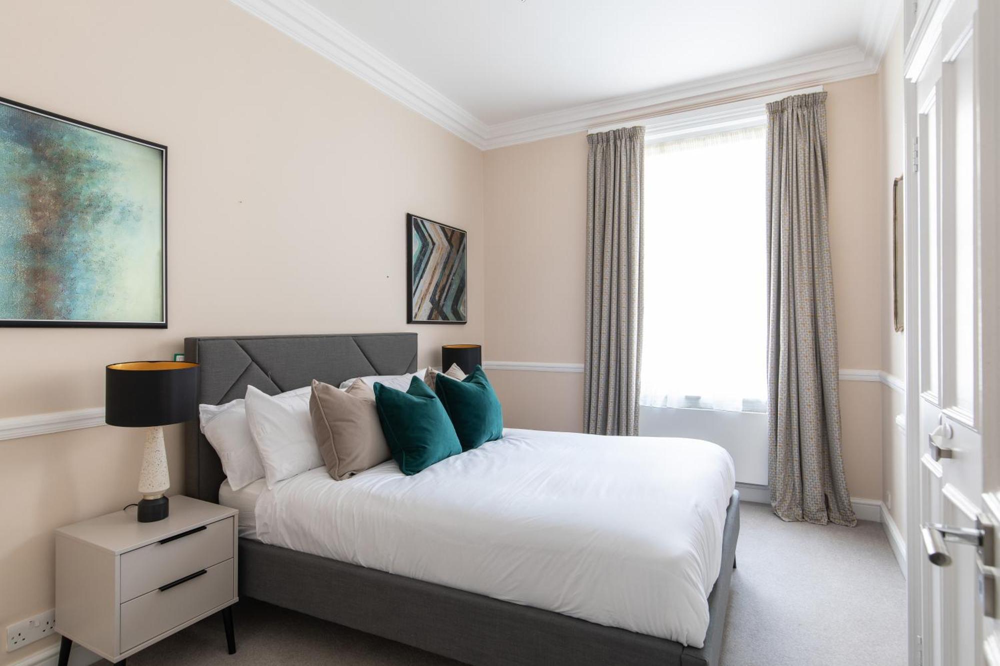 Super Central! Mayfair Family Flat Sleeps 6 * Londen