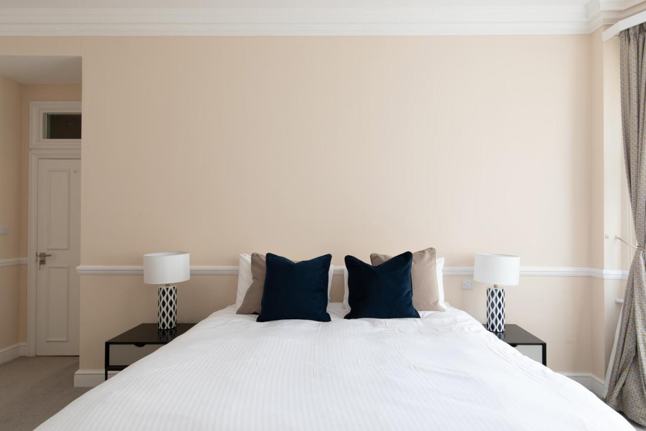 Super Central! Mayfair Family Flat Sleeps 6 * Londen