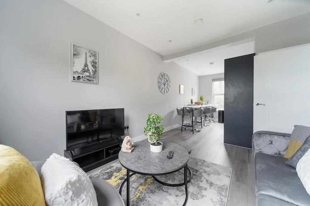 Stunning 3 Bed 3 Bath Townhouse In City Centre Holiday home *
