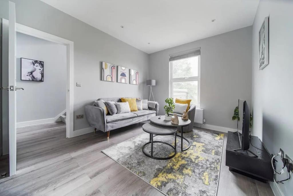 Stunning 3 Bed 3 Bath Townhouse In City Centre Holiday home *