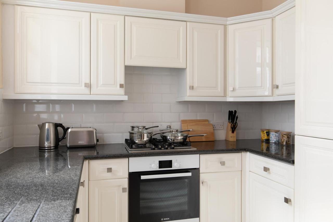 Super Central! Mayfair Family Flat Sleeps 6 * Londen