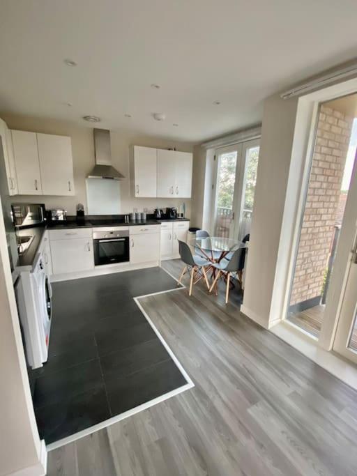 Modern 1-bedroom Close To City Airport Appartement *