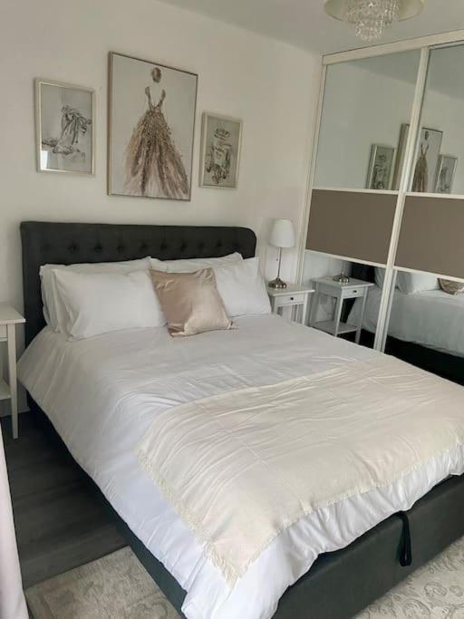 Modern 1-bedroom Close To City Airport Appartement Londen