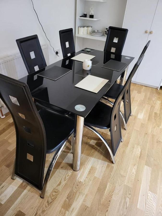Apartment Fancy Basement Flat A *