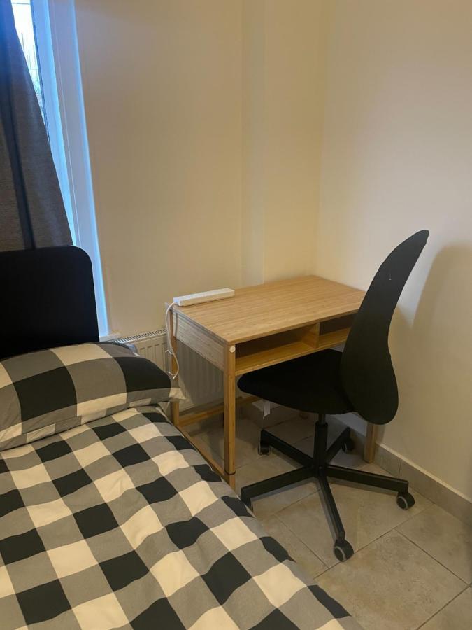 Feriehus 4 Bedroom House With Garden, Parking & 3 Mins Walking Distance From Train Station *