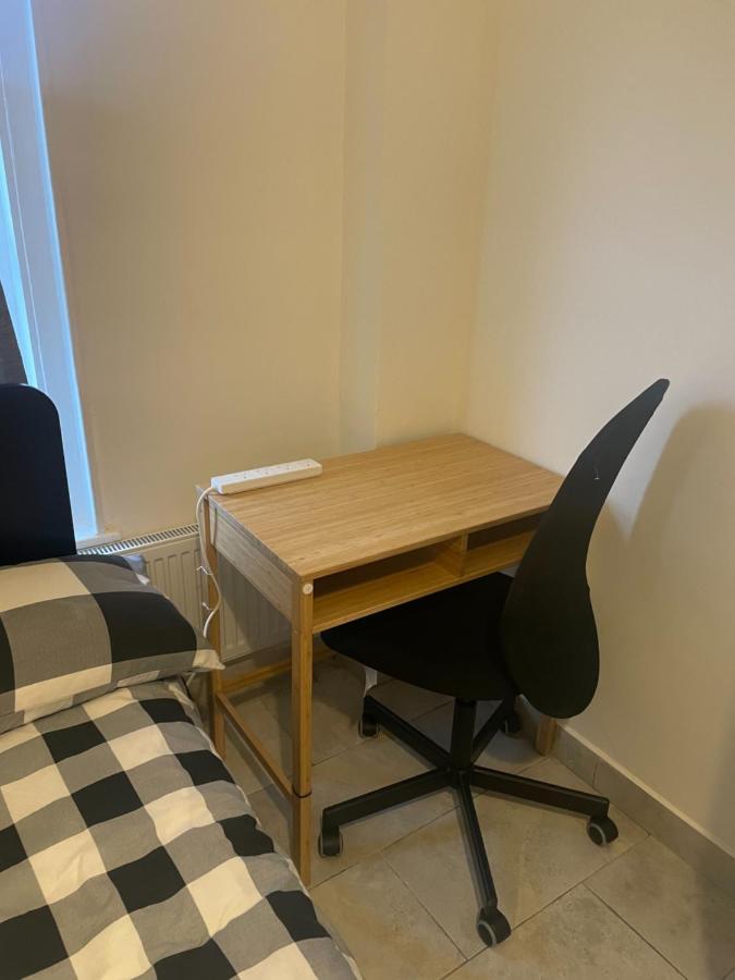 4 Bedroom House With Garden, Parking & 3 Mins Walking Distance From Train Station Feriehus *