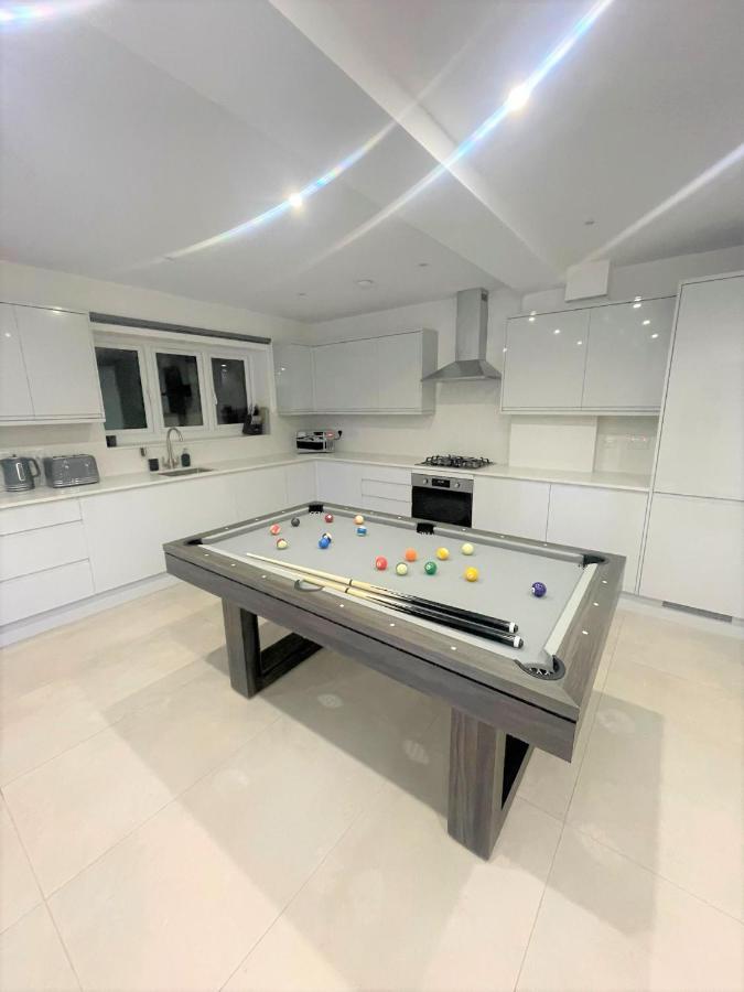 Brand New Build - 4 Bed Stunner! Villa London