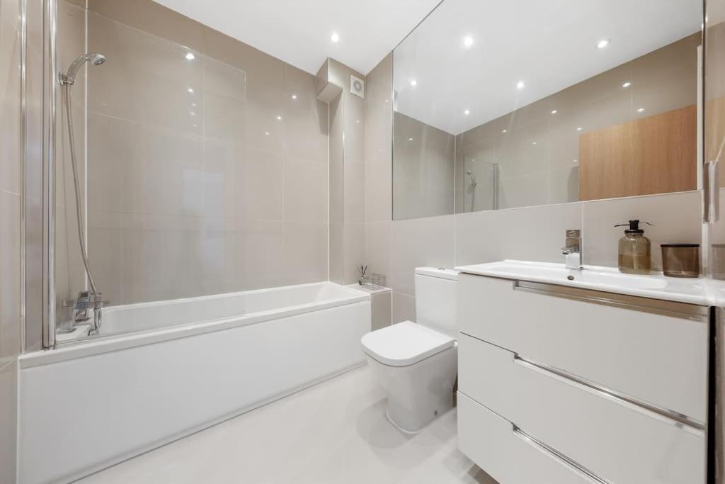 Pleasing 2bed Flat 10min To Wimbledon Tennis Court London