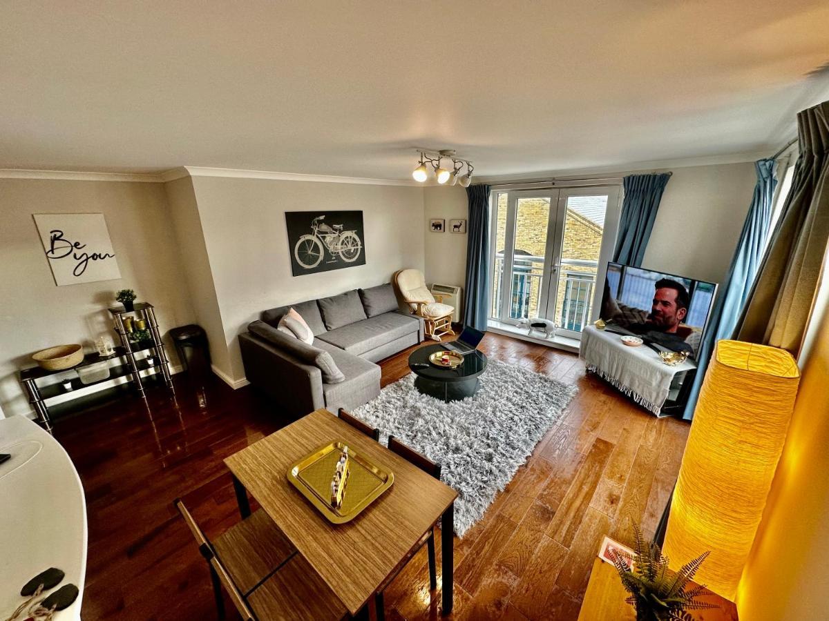 O2 Arena Luxury Flat Sleeps 6 With Parking Apartment London