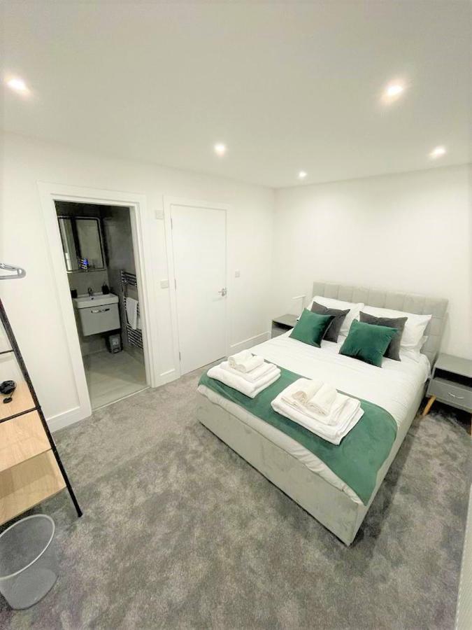 Brand New Build - 4 Bed Stunner! Villa London