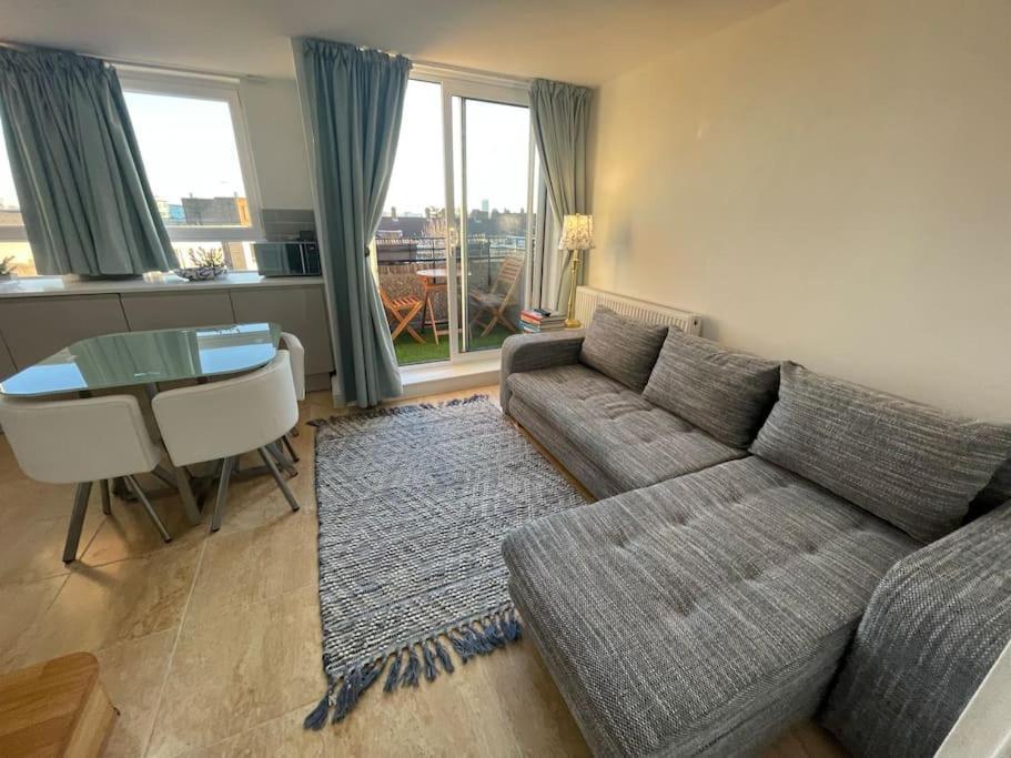 Stylish Flat Next To Tower Of And Skd Marina