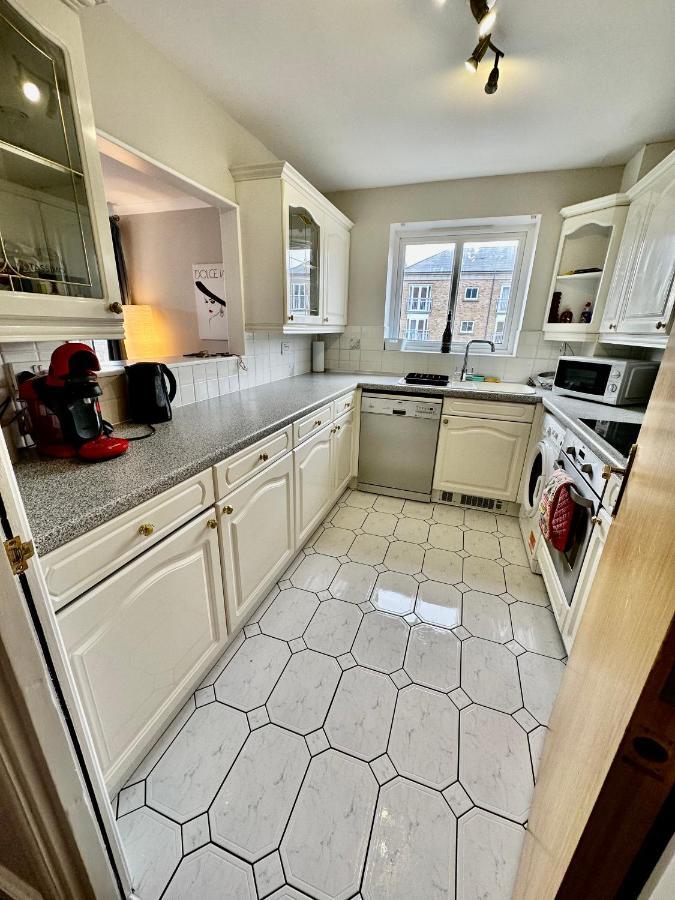 Apartment O2 Arena Luxury Flat Sleeps 6 With Parking London