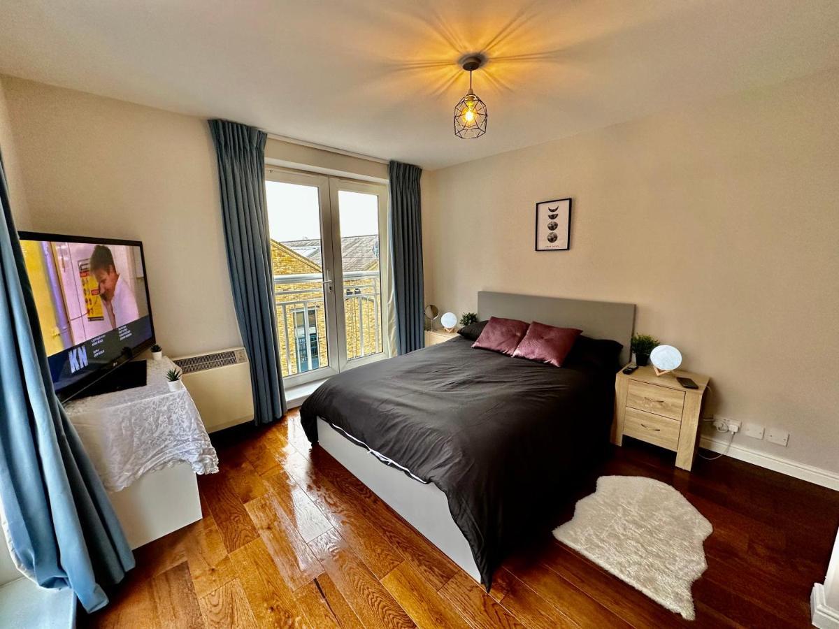 O2 Arena Luxury Flat Sleeps 6 With Parking Apartment London