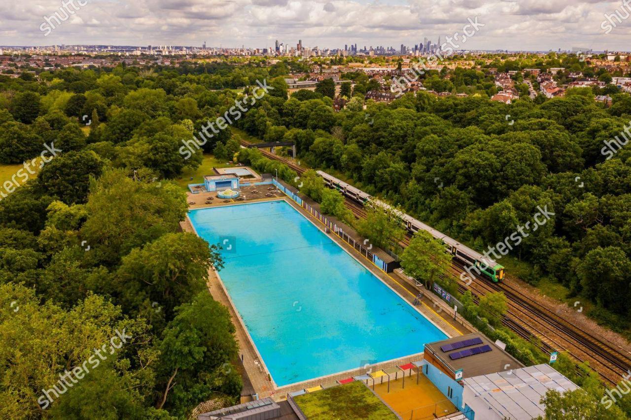 Great 4 Bedroom In Tooting Apartment London