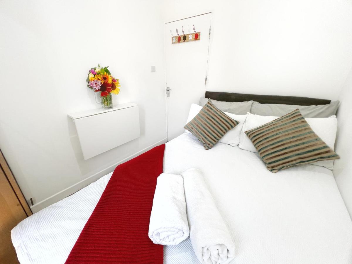 Guest house Luxurious House Near Excel- Air Conditioning, 9 Beds, 2 Baths, Garden, Fast Wifi London