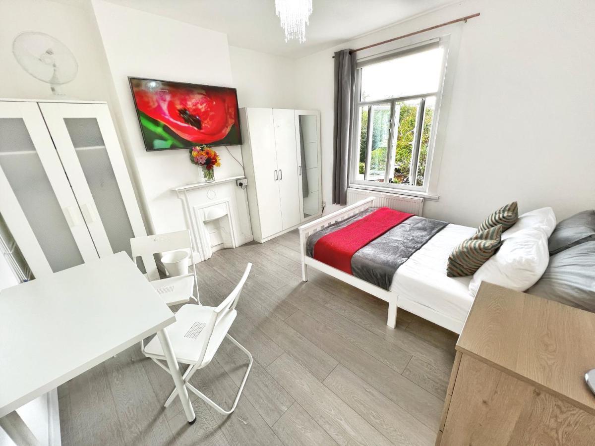 Guest house Luxurious House Near Excel- Air Conditioning, 9 Beds, 2 Baths, Garden, Fast Wifi *