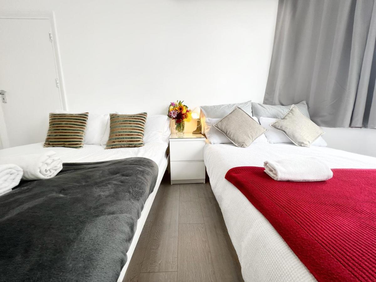 Guest house Luxurious House Near Excel- Air Conditioning, 9 Beds, 2 Baths, Garden, Fast Wifi *