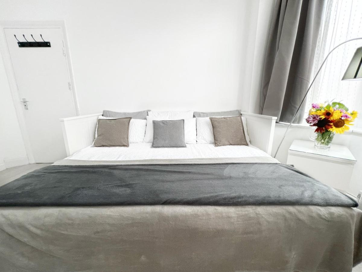Luxurious House Near Excel- Air Conditioning, 9 Beds, 2 Baths, Garden, Fast Wifi Guest house