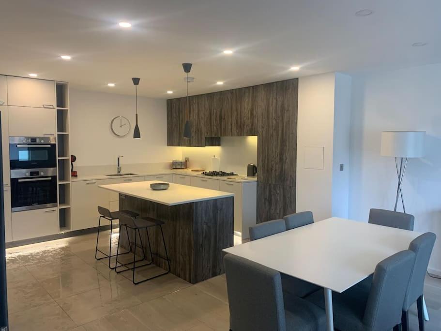 Dockside Sleeps 8, Uber Boat To Canary Wharf In 3 Mins Holiday home *