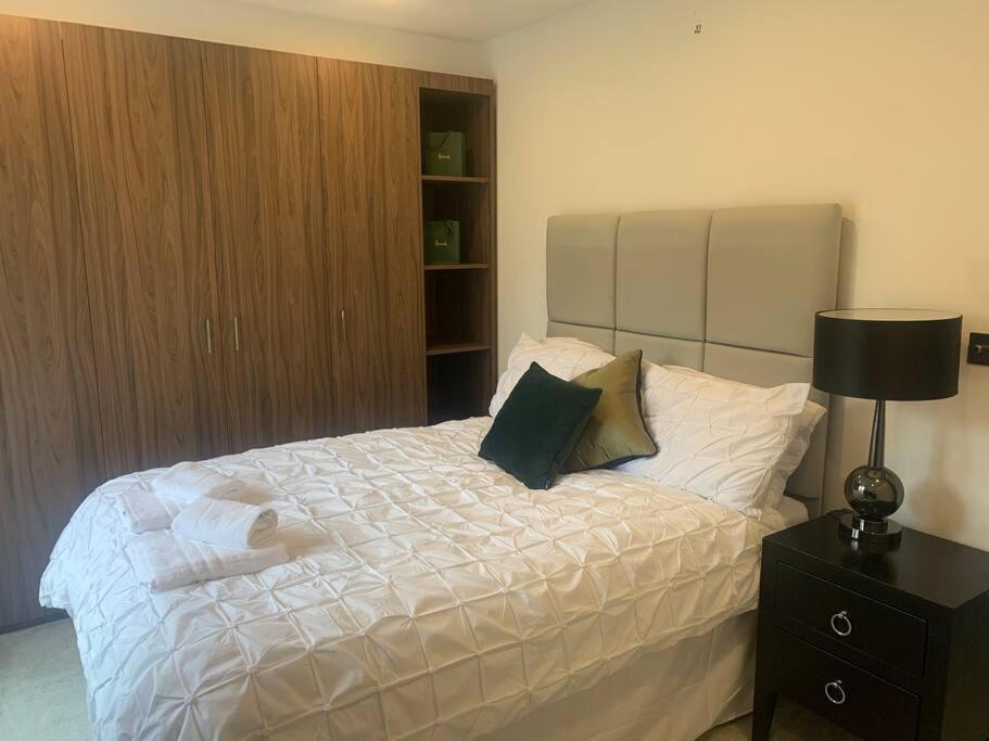 Holiday home Dockside Sleeps 8, Uber Boat To Canary Wharf In 3 Mins *