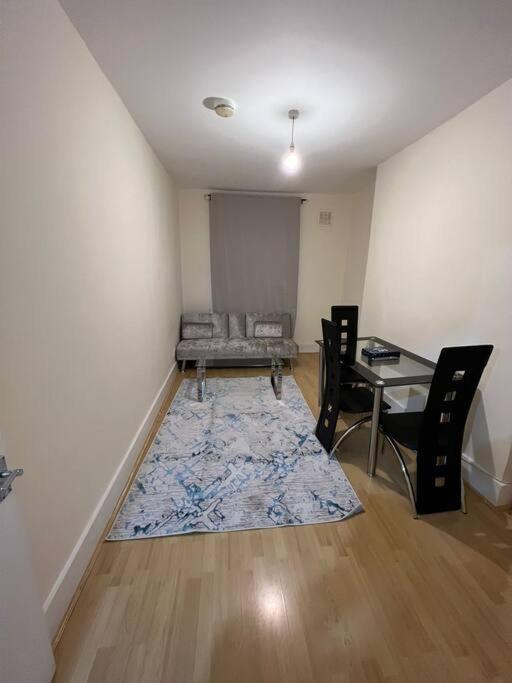 Lägenhet 003- Lovely 1-bedroom Very Close To