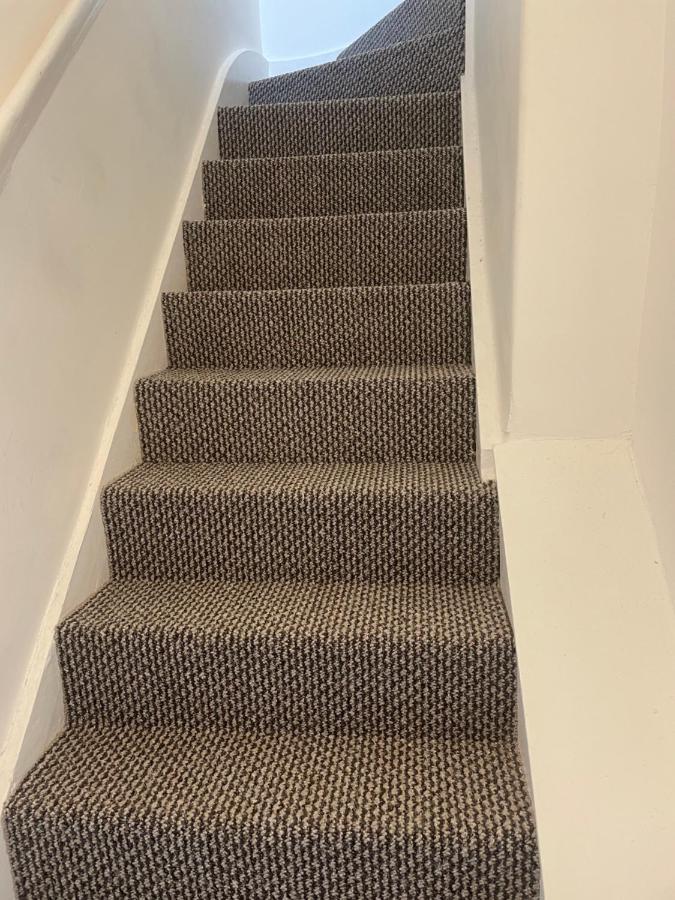4 Bedroom House With Garden, Parking & 3 Mins Walking Distance From Train Station Feriehus London