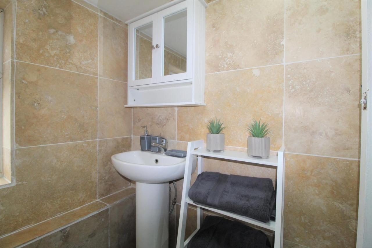 2 Min Walk To Upton Park Station Appartement