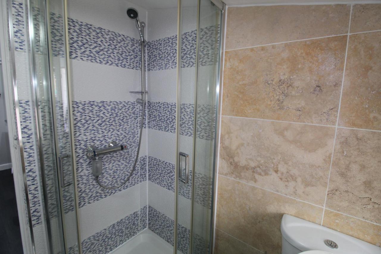 2 Min Walk To Upton Park Station * Londen